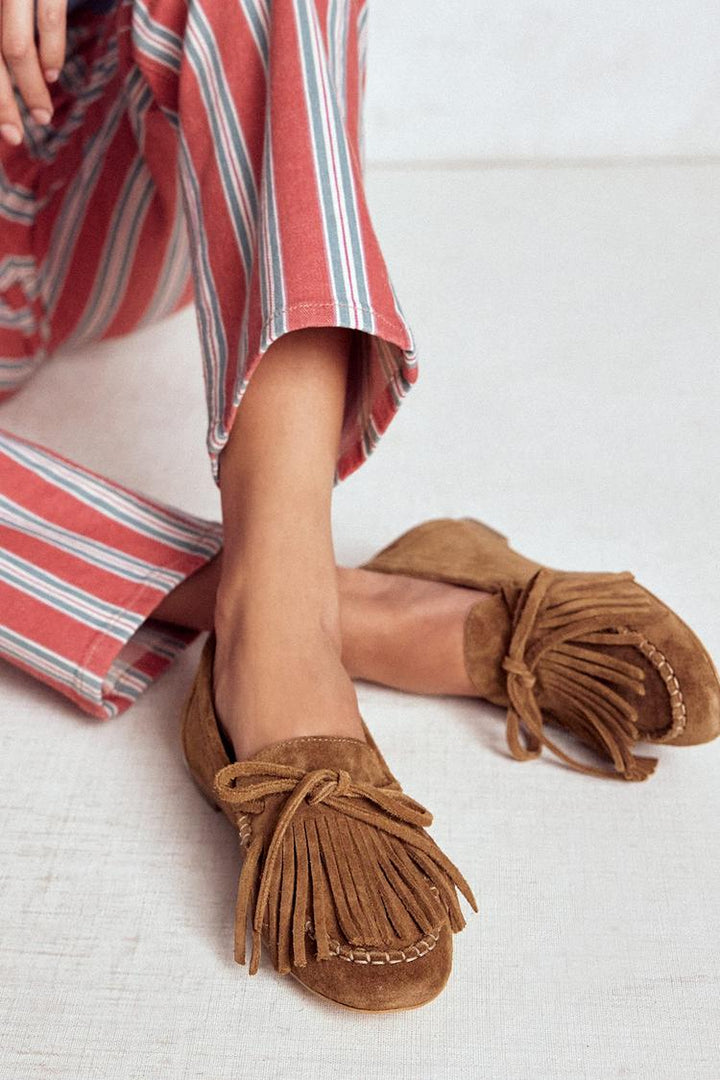 Camel Round Toe Loafers in Solid Colour with Fringes