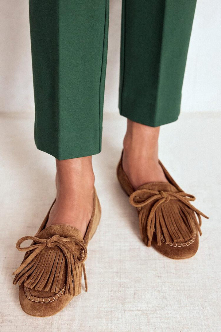 Camel Round Toe Loafers in Solid Colour with Fringes